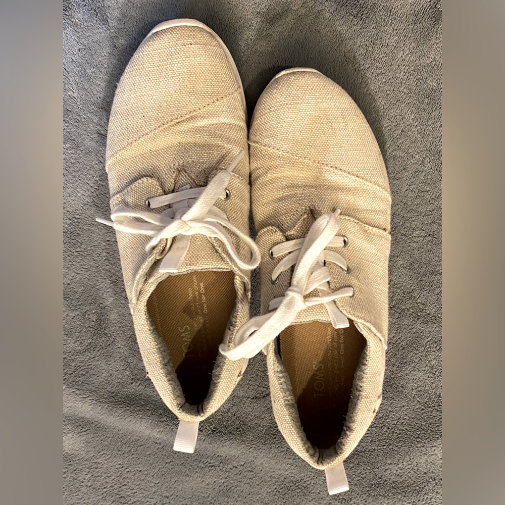 Toms size 8 light tan/cream with sparkles tie shoe